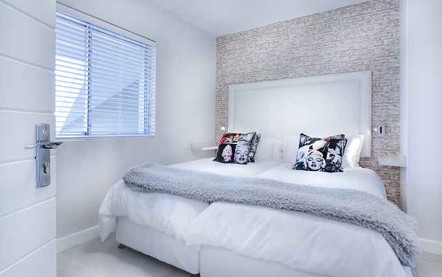 Springbox postele s bielymi obliečkami v modernej spálni.jpg